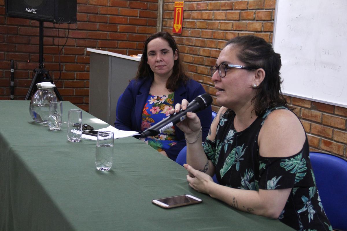 Professoras Thaís Ludmila Ranieri (microfone) e Juliana Alves de Andrade, apresentando os programas PIBID e Residência Pedagógica