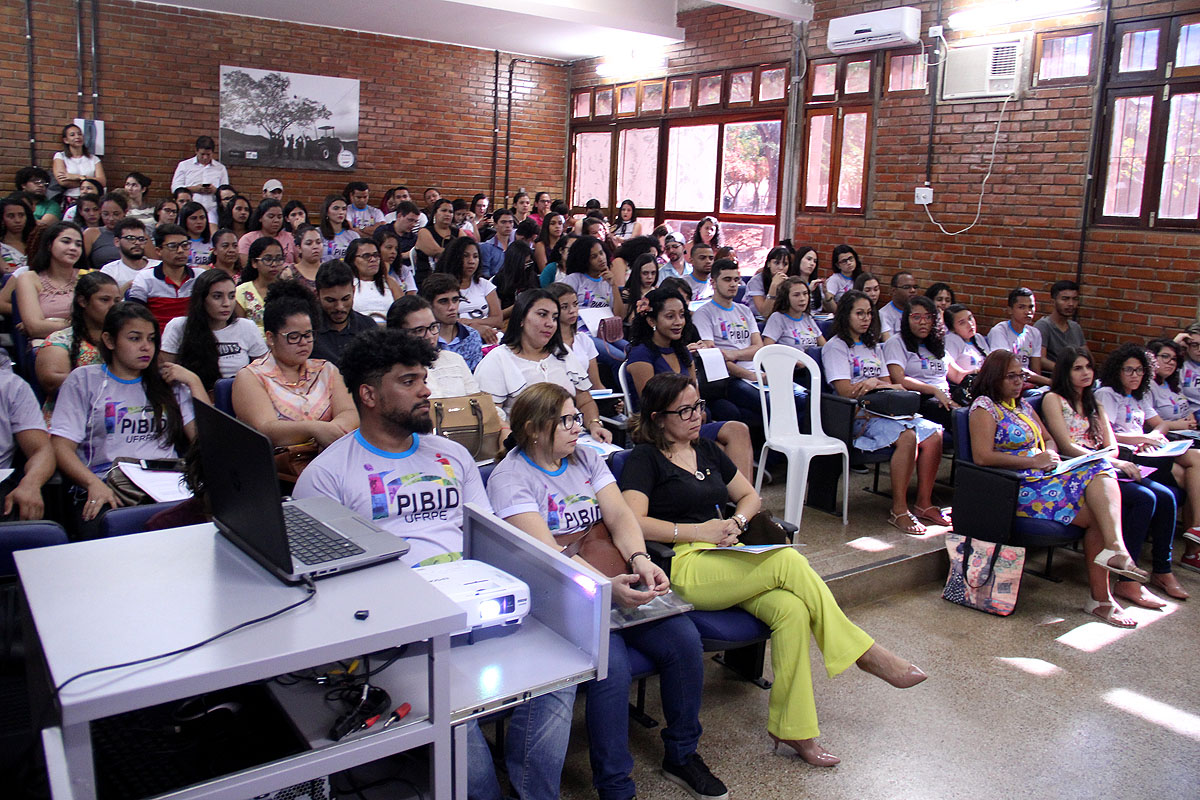 Estudantes comparecem a evento de lançamento do PIBID e do RP