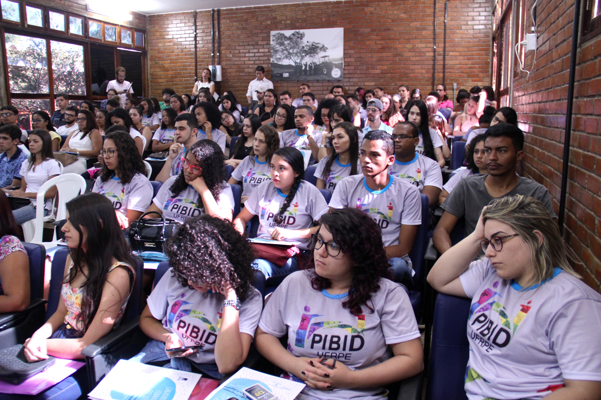 Estudantes comparecem a evento de lançamento do PIBID e RP